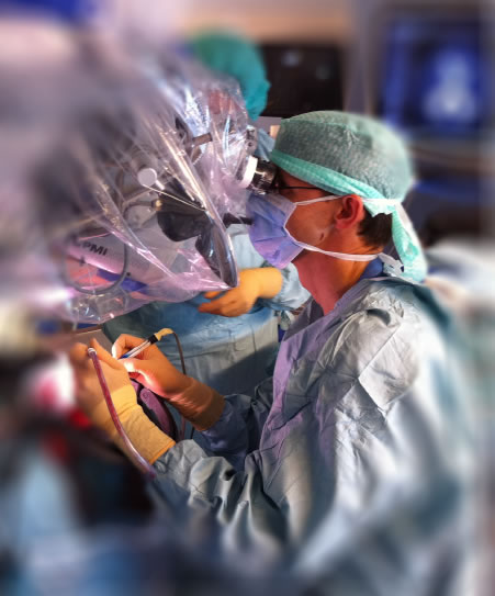 Le Dr Benoît Jenny en salle d'opération